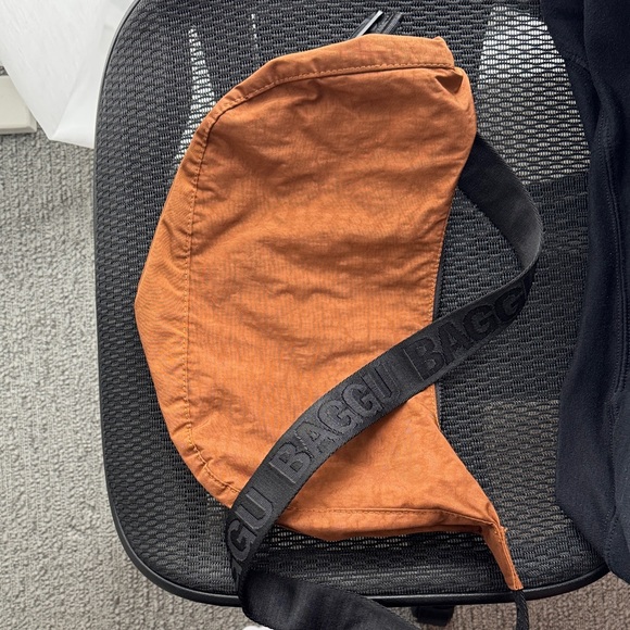 BAGGU duck brown Crossbody Bag with Black Strap - Picture 2 of 4